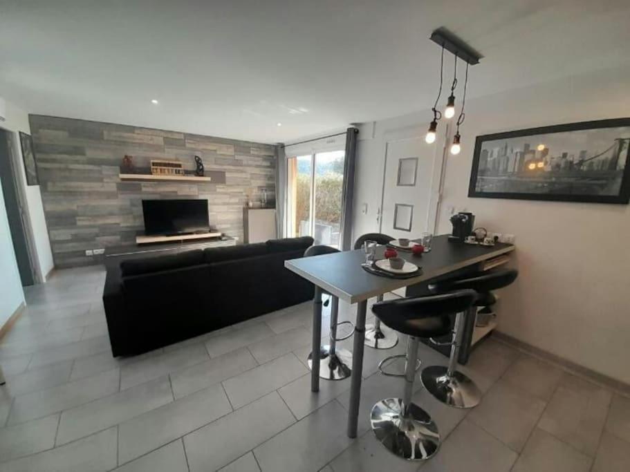 קארוס Appartement Spacieux &Tres Calme. Spacious & Very Quiet Apartment. מראה חיצוני תמונה